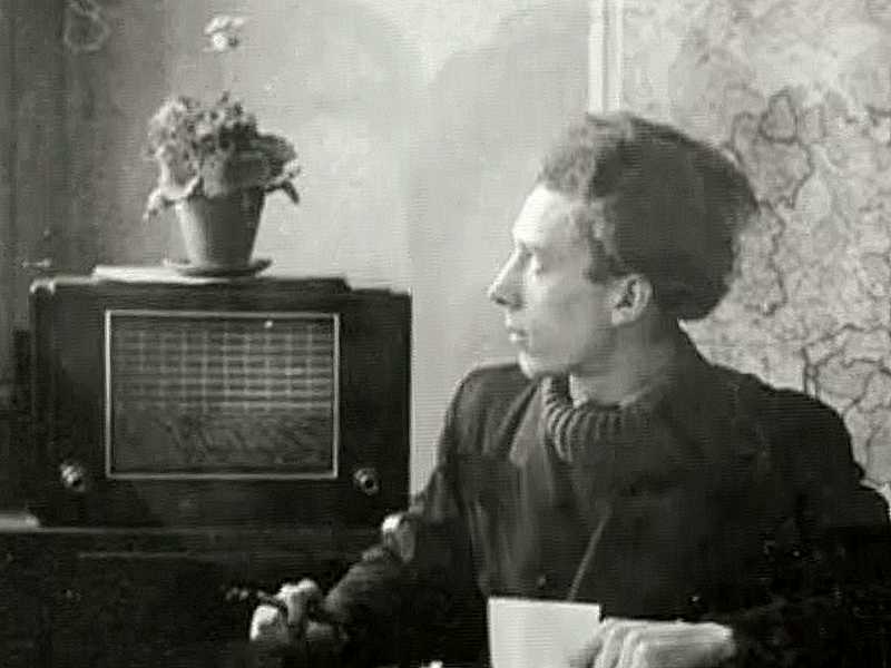 Vaizdas:Vacys-Reimeris-su-radija.jpg