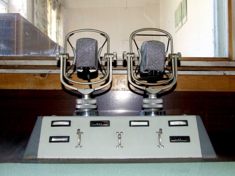 Vaizdas:Sitkunai-radijo-stotis-studijos-mikrofonai-2006.jpg
